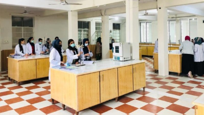 pharma-microbiology-lab